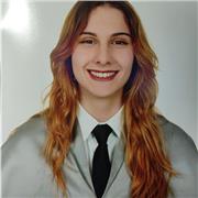 Estudiante universitaria para dar clases de refuerzo a alumnos de primaria.